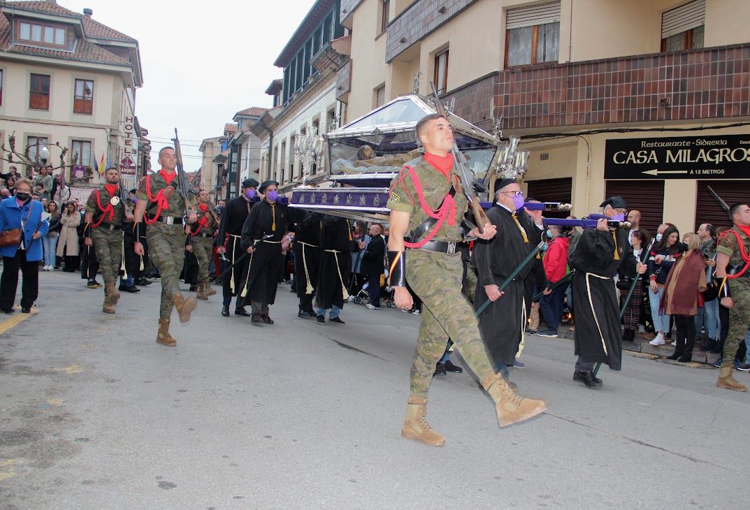 Pasión y devoción en el Desenclavo y en la Procesión del Santo Entierro en Villaviciosa.