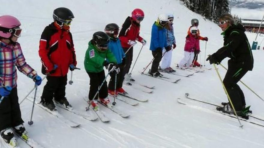 Nens de l&#039;escola de Bellver durant una Setmana Blanca a les pistes