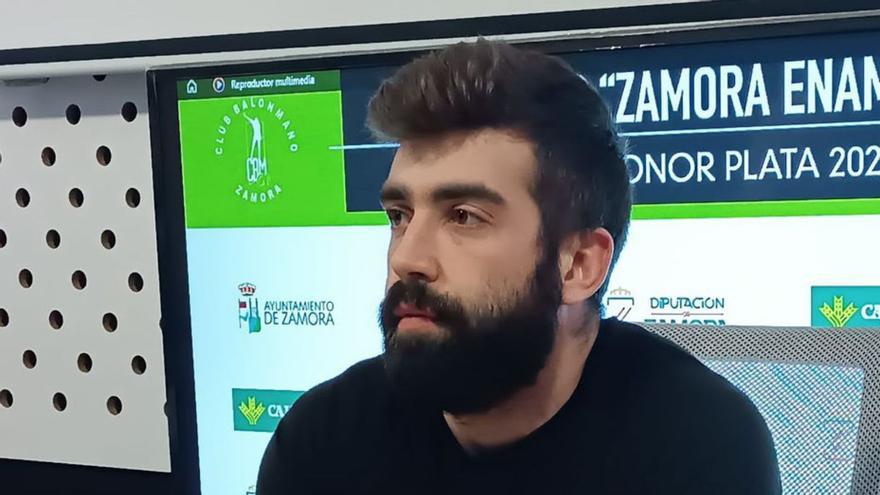 Pablo Cubillas, jugador del Balonmano Zamora Enamora: &quot;El objetivo es mejorar en cada partido&quot;