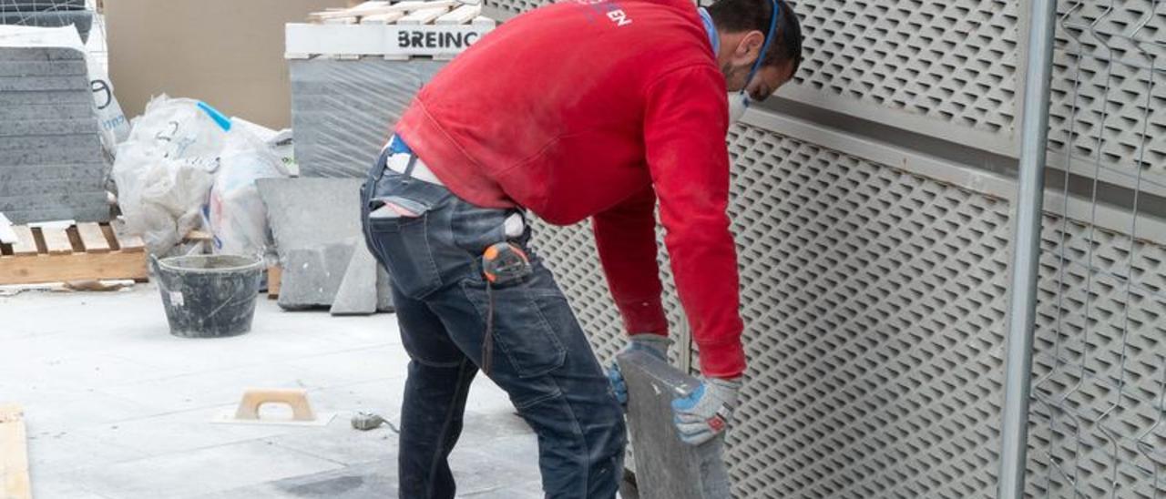 Un obrero prepara materiales para una construcción.