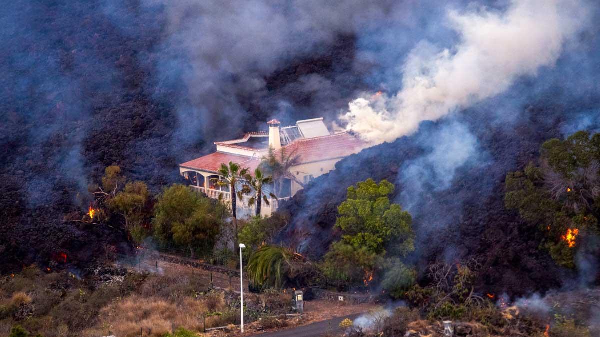 La lava ralentiza su avance destructivo en la isla de La Palma. En la foto, una casa se salva in extremis de ser destrozada por la lava del volcán.