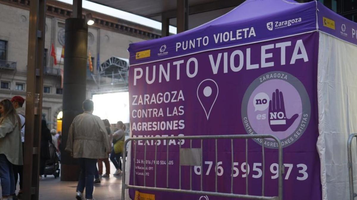 Punto violeta en la plaza del Pilar de Zaragoza.