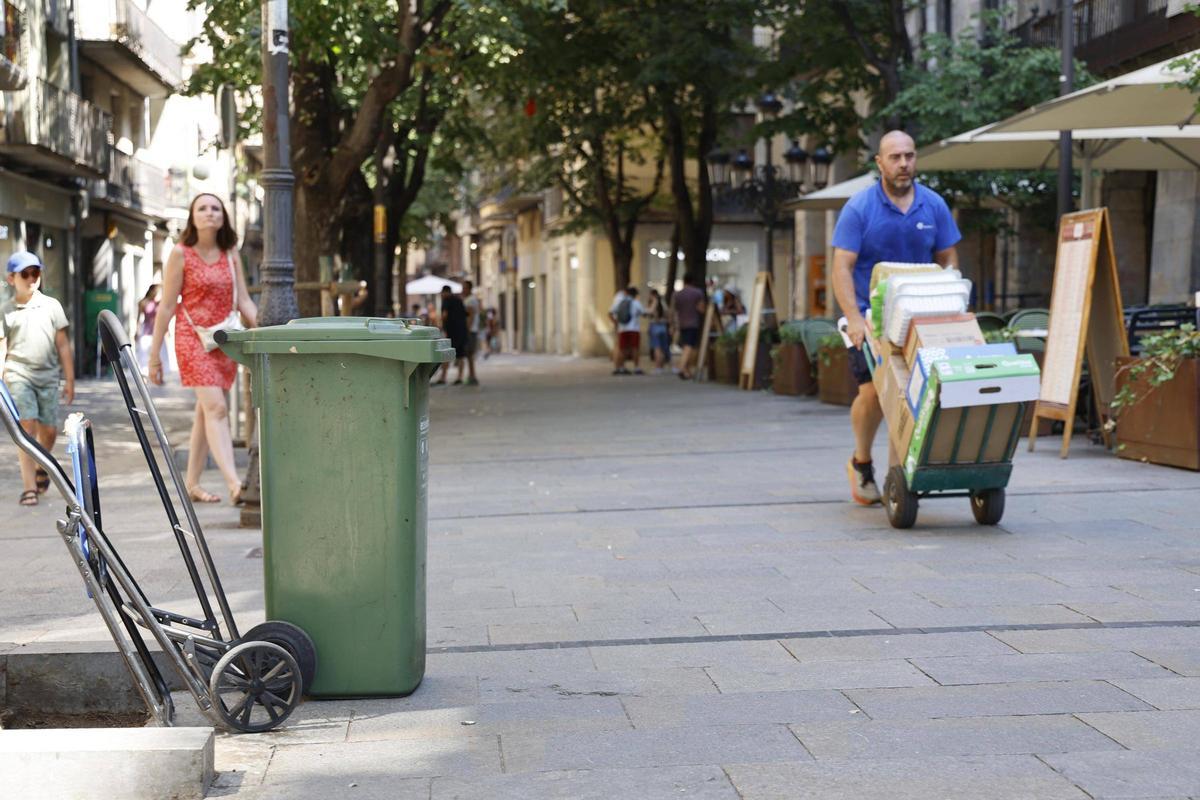 Girona vol evitar que la gent llanci envasos de menjar i begudes a les papereres del centre