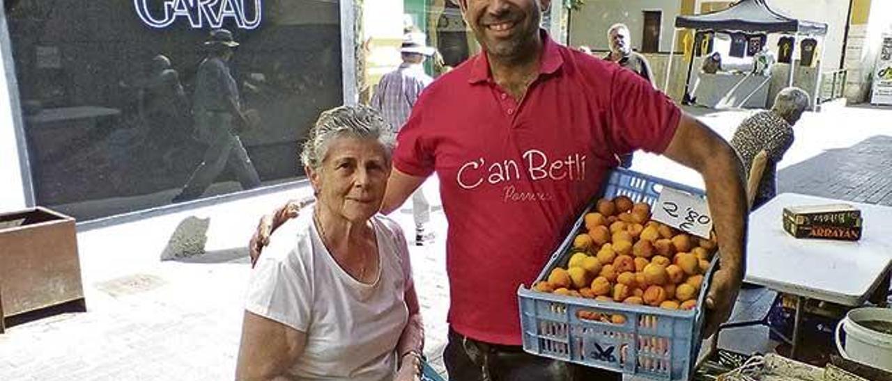 ´Betlí´, con una clienta, sujeta un canasto de albaricoques.