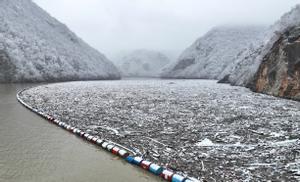 El río Drina, en Bosnia, obstruido por enormes cantidades de basura