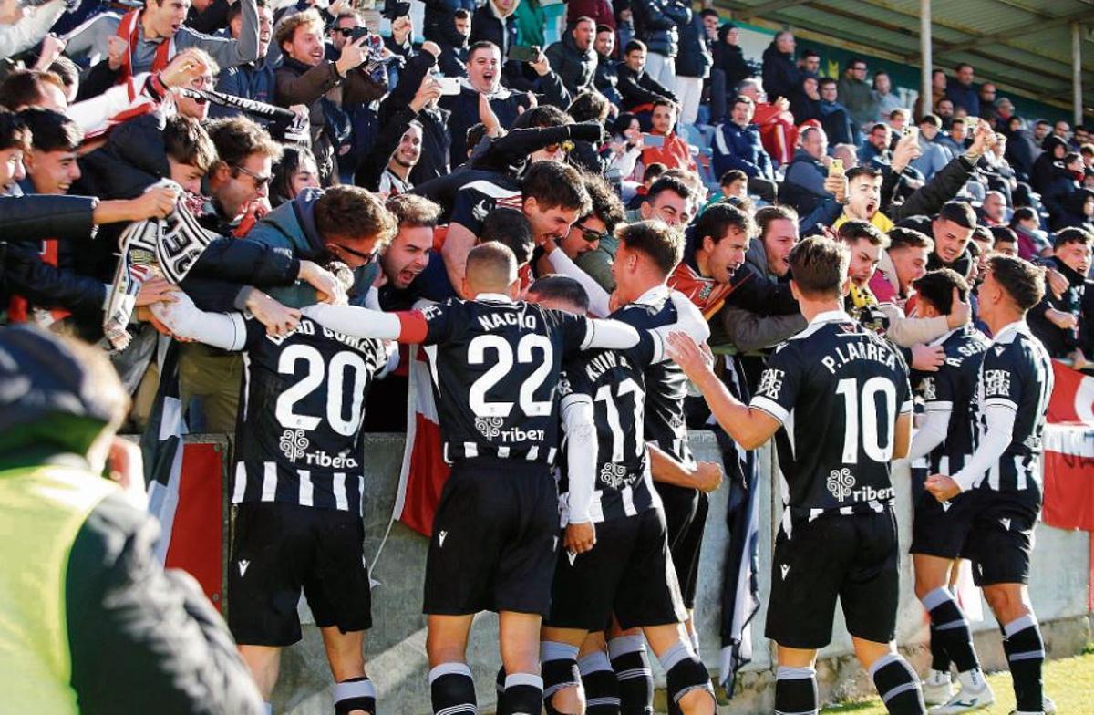 El equipo celebró el segundo tanto, de Chiki desde los once metros, junto con la afición desplazada.