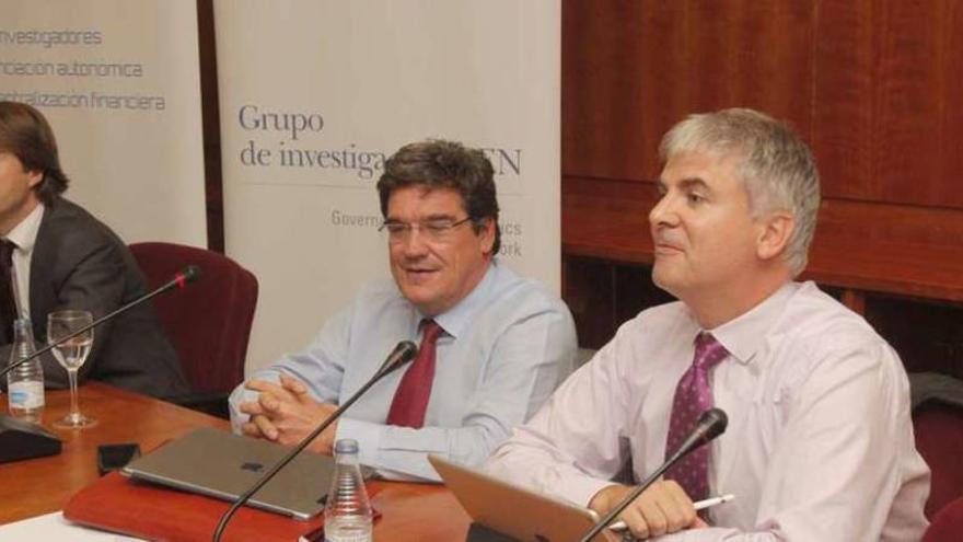 Miguel Corgos (director xeral de Orzamentos), José Luis Escrivá y el economista Santiago Lago.//X. Álvarez