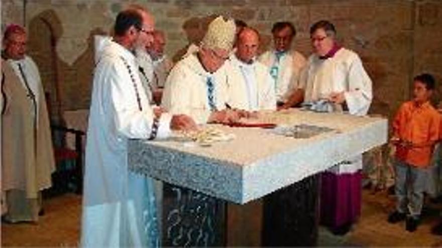 El bisbe de Girona consagra el nou altar del Monestir de Santa Maria de Cervià