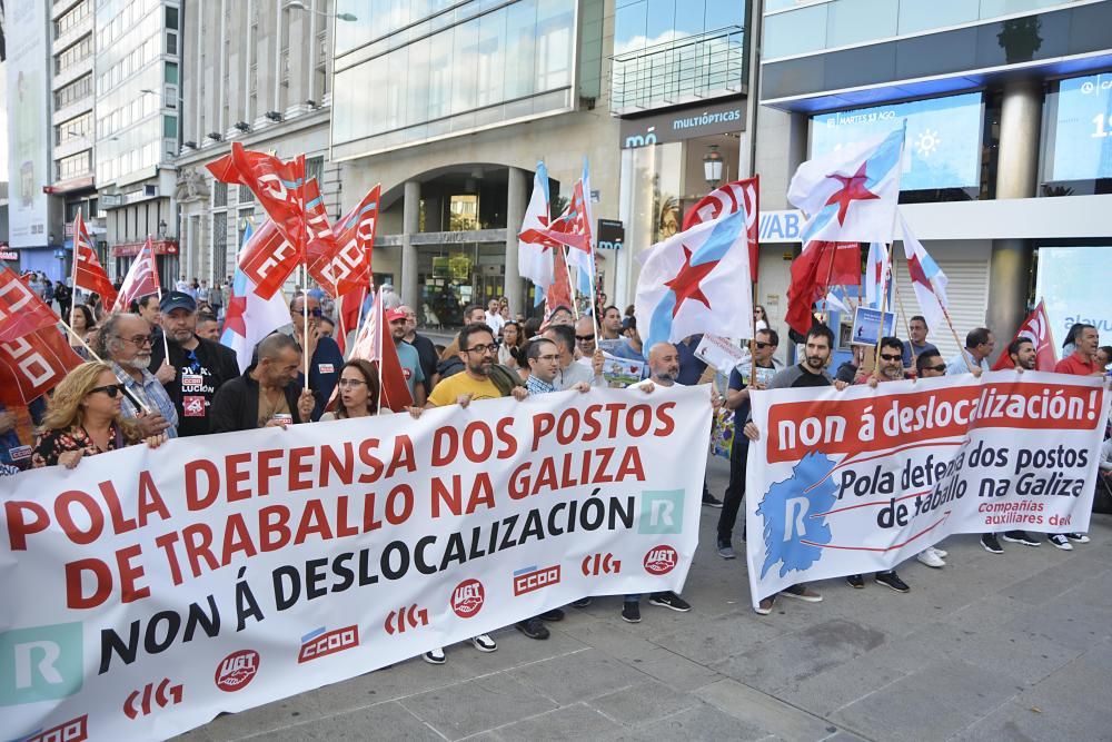 Trabajadores de Comfica,  empresa que presta el servicio de soporte telefónico de R para la provincia de A Coruña, se concentran para protestar contra la deslocalización de los puestos de trabajo.