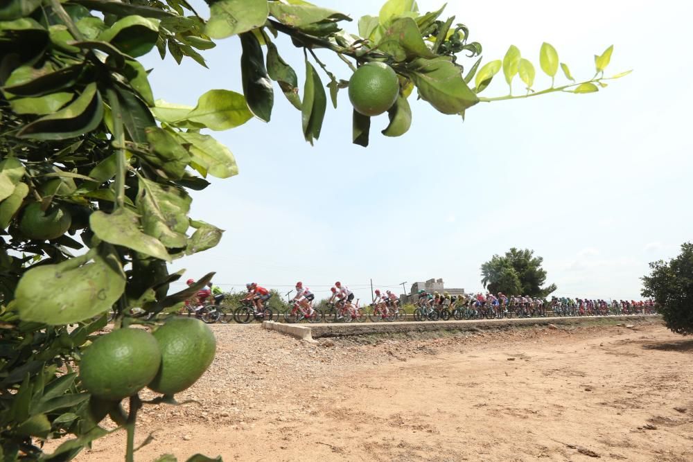 Jakobsen gana la cuarta etapa de la Vuelta.