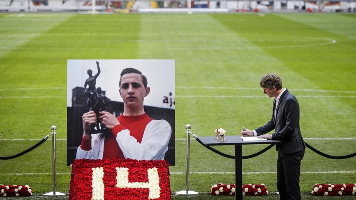 El exportero del Ajax y del Manchester United Van der Sar firma en el libro de condolencias, en el Amsterdam Arena