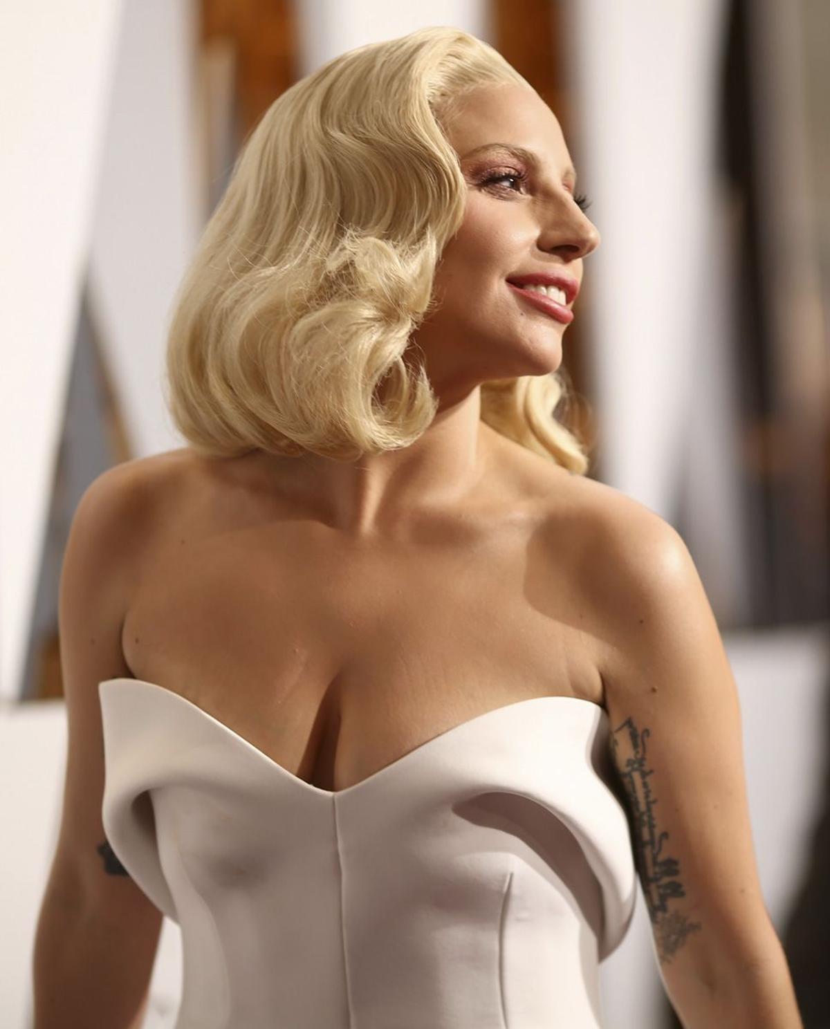 Lady Gaga, escote con mucho corazón en los Oscar 2016