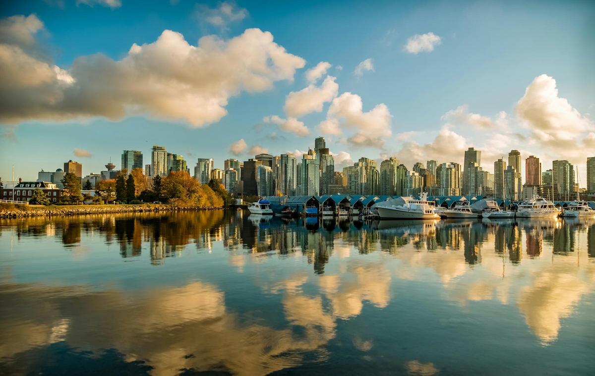 Vancouver se recorta con toda su alma cosmopolita sobre el cielo canadiense