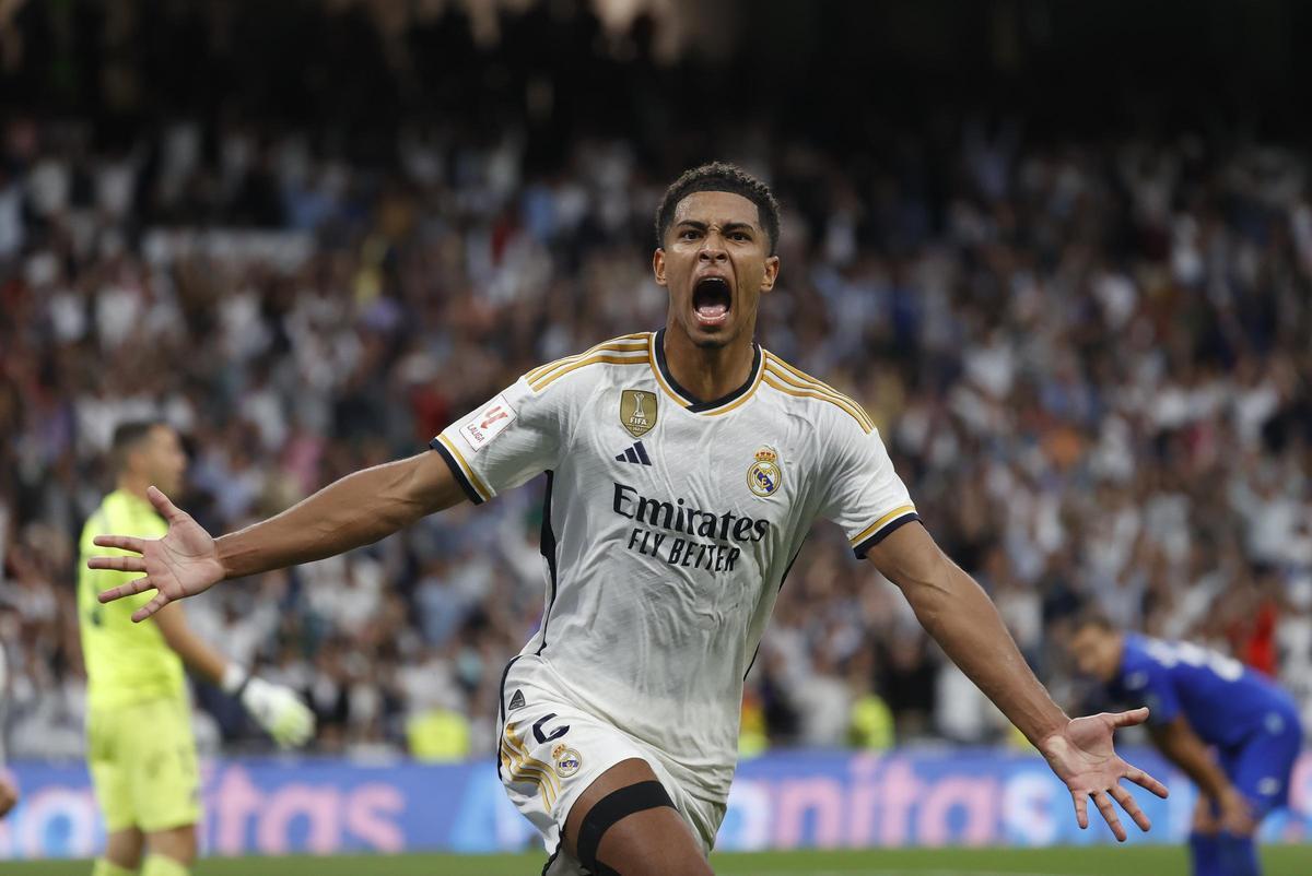 El centrocampista inglés del Real Madrid Jude Bellingham celebra su gol durante el partido correspondiente a la jornada 4 de LaLiga que Real Madrid y Getafe disputaron en el Santiago Bernabéu. 