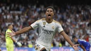 El centrocampista inglés del Real Madrid Jude Bellingham celebra su gol durante el partido correspondiente a la jornada 4 de LaLiga que Real Madrid y Getafe SAD disputaron en el Santiago Bernabéu. EFE/ Juan Carlos Hidalgo