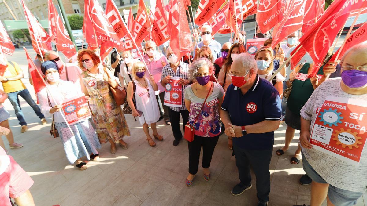 La concentración se ha realizado esta mañana frente a la Delegación del Gobierno en Murcia.