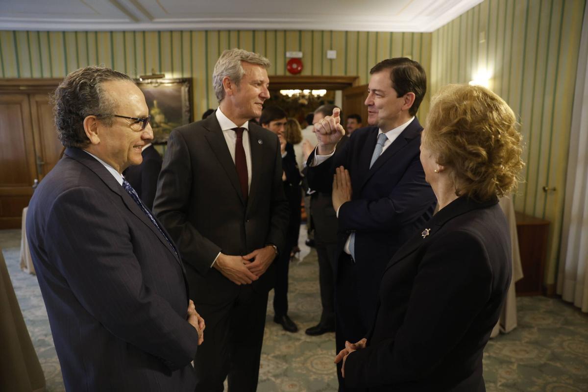 Javier Moll, presidente de Prensa Ibérica y su mujer, Arantza Sarasola, vicepresidenta de Prensa Ibérica, charlan con los presidentes autonómicos de Galicia y Castilla y León. Javier Moll, presidente de Prensa Ibérica y su mujer, Arantza Sarasola, vicepresidenta de Prensa Ibérica, charlan con los presidentes autonómicos de Galicia y Castilla y León.