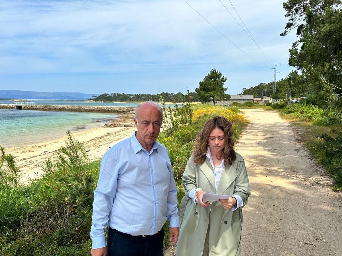 Gonzalo Durán y Nuria Morgade en el lugar donde se acometerá la senda litoral entre Vilanova y Cambados
