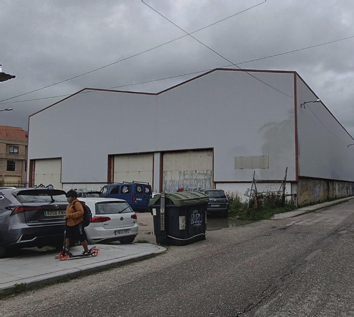La nave de almacenamiento de bobinas situada en el centro de Chapela.