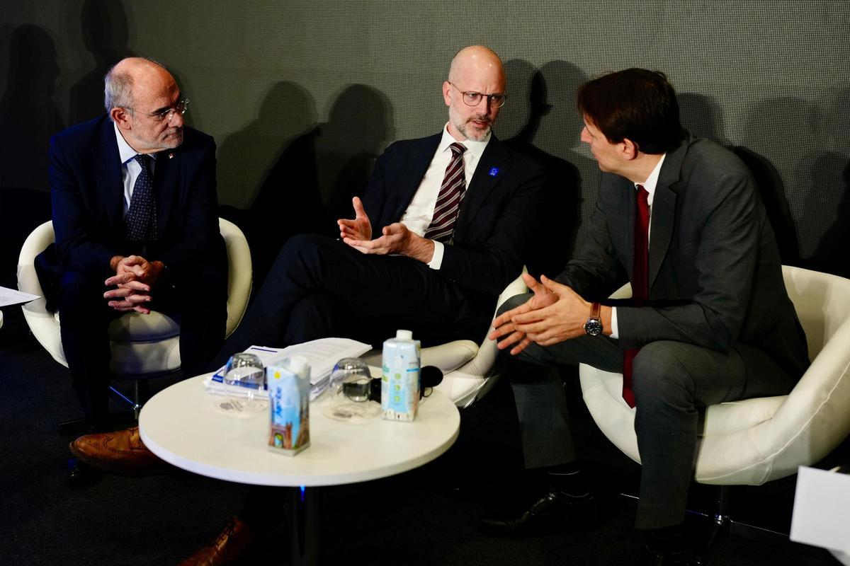 El conseller de la Unión Europea y Acción Exterior, Jaume Duch; el presidente de la CRPM, Filip Reinhag, y el vicepresidente del Parlamento Europeo Javi López, en la Asamblea General de la Conferencia de Regiones Periféricas Marítimas, en Barcelona