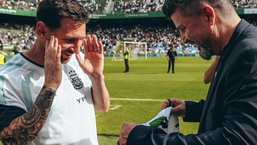 ENTRENAMIENTO ARGENTINA ALICANTE | Messi posa con la camiseta del Elche y el propietario del club bromea con su fichaje: «Nosotros le abrimos la puerta»