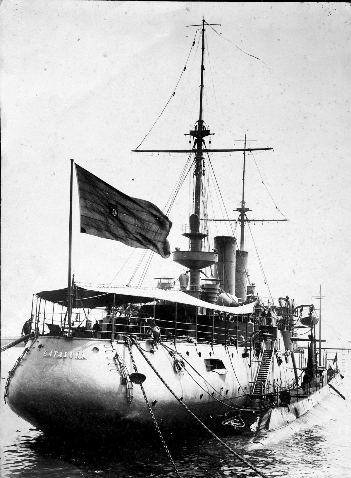 El crucero ‘Cataluña’ abarloado a un submarino en una imagen tomada en aguas de Canarias en torno a 1915.