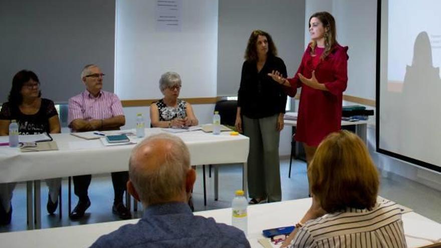 La concejal Sandra Gómez inaugura el Ciclo de Conferencias.