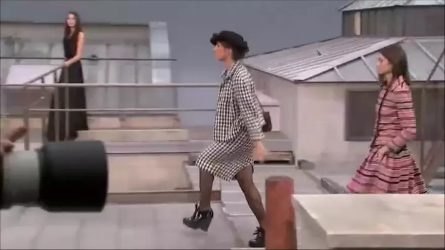 Una intrusa es cola a la desfilada de Chanel