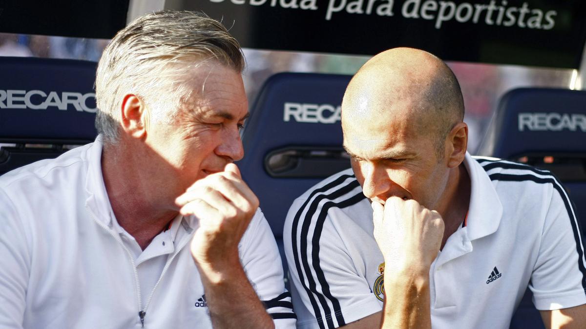 Ancelotti y ZIdane en el banquillo blanco