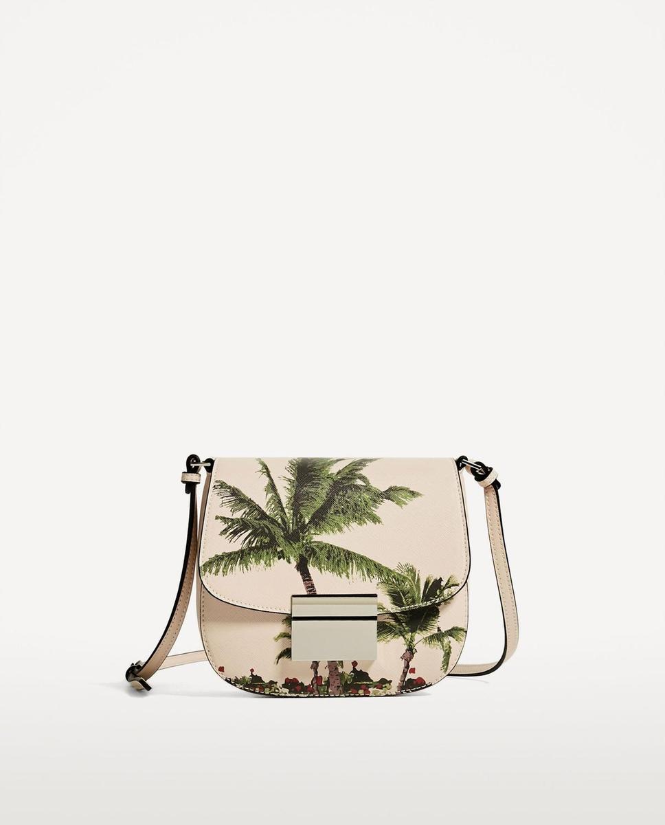 Los bolsos más 'frescos' de Zara: bandolera con print de palmeras (19,95 euros)