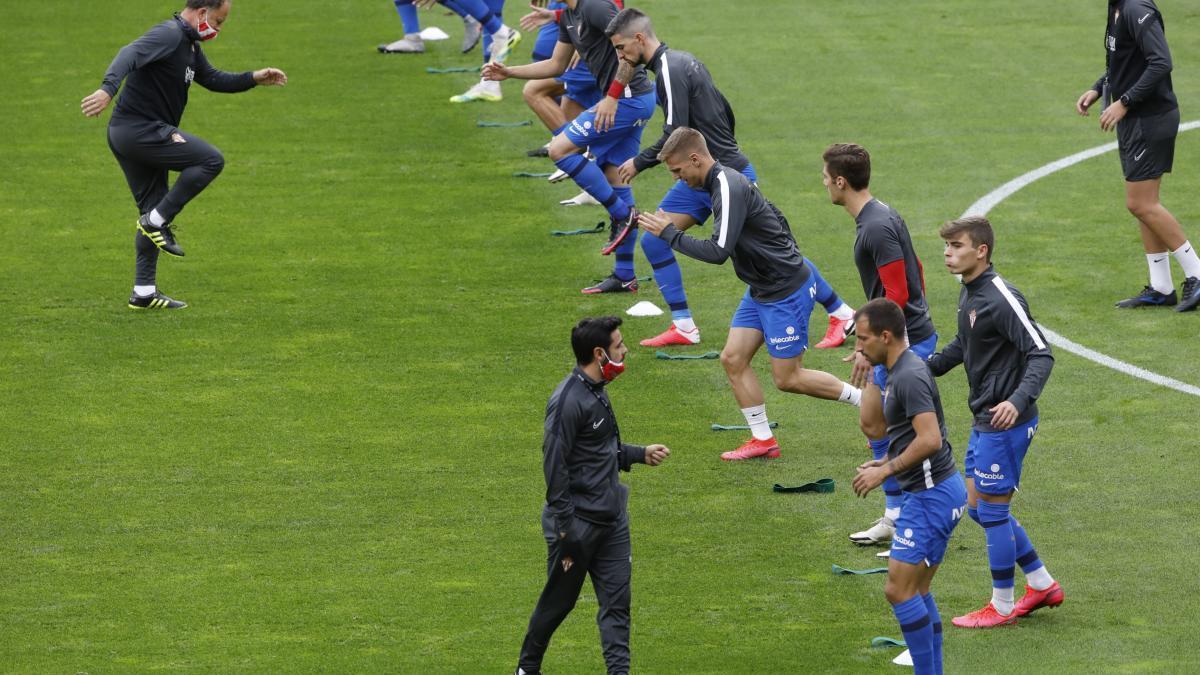 David Gallego dirige el calentamiento en El Molinón del equipo.