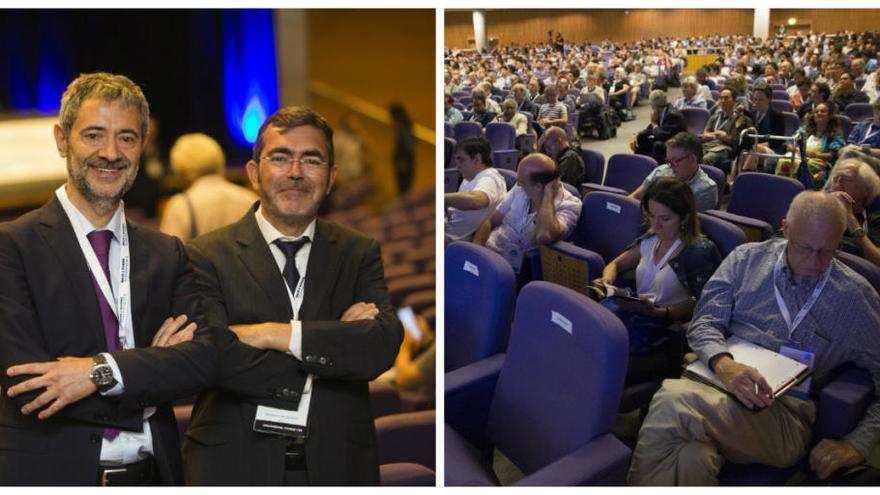 A la izquierda, los catedráticos de la UV José Antonio Font y José Navarro, codirectores del doble encuentro mundial. A la derecha, participantes en la inauguración de la 22 Conferencia Internacional de la Relatividad General y Gravitación y el 13 encuentro E. Amaldi sobre Ondas Gravitatorias.