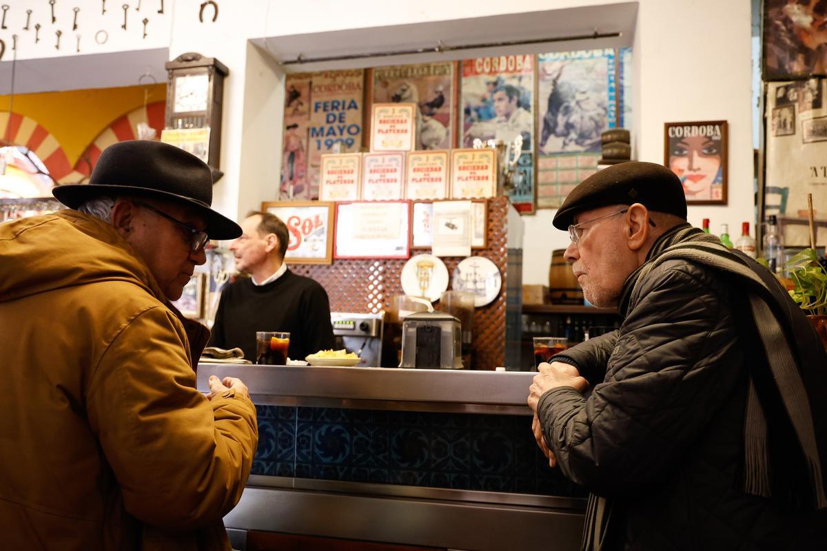 Las históricas tabernas invitan al diálogo saboreando un buen vino de la tierra.