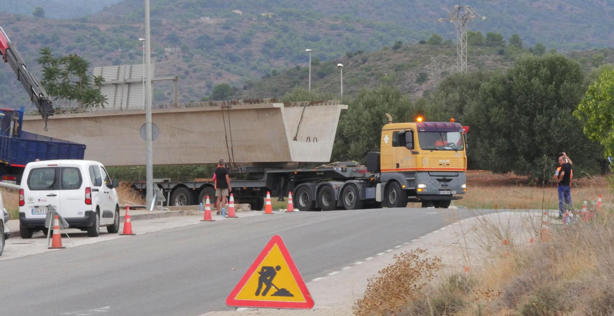 La compleja llegada de la primera megaviga para el puente industrial de la Vall, en imágenes