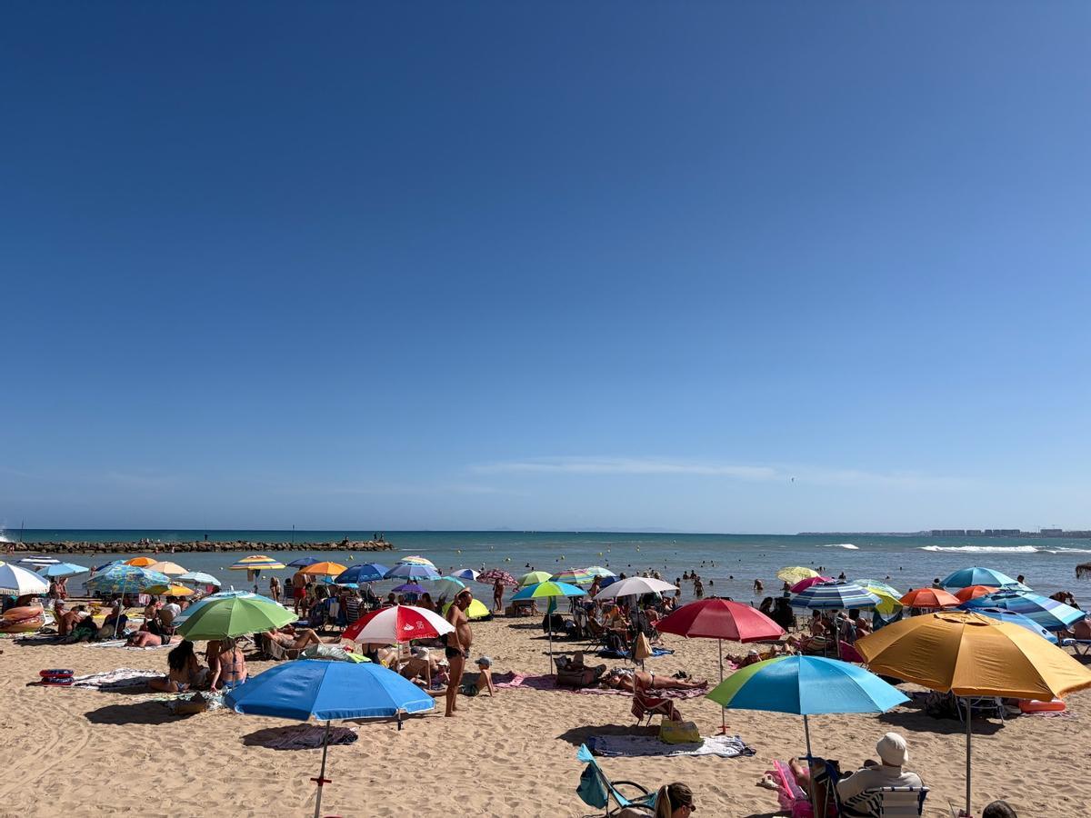 La playa del Cura de Torrevieja la pasada semana, sin servicio de socorrismo