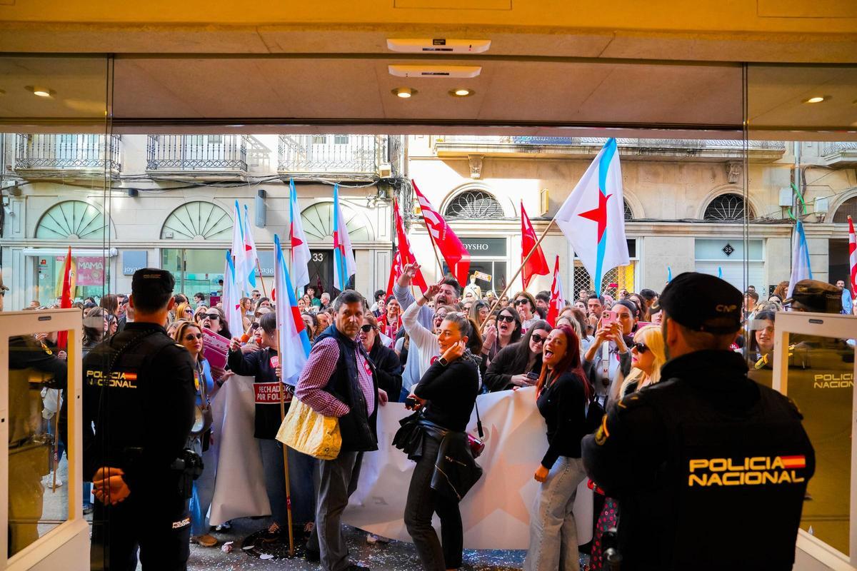 Los manifestantes en frente de una tienda de Inditex en Vigo.