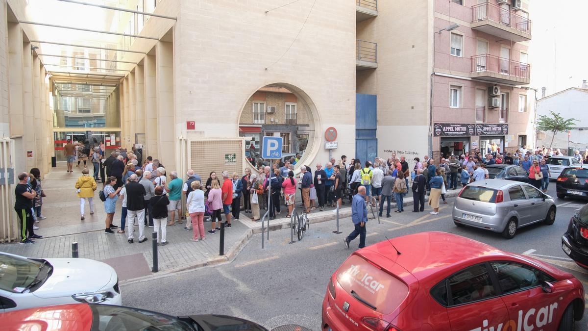 Colas que daban la vuelta al centro social de Carrús este martes por los electrobonos para personas mayores