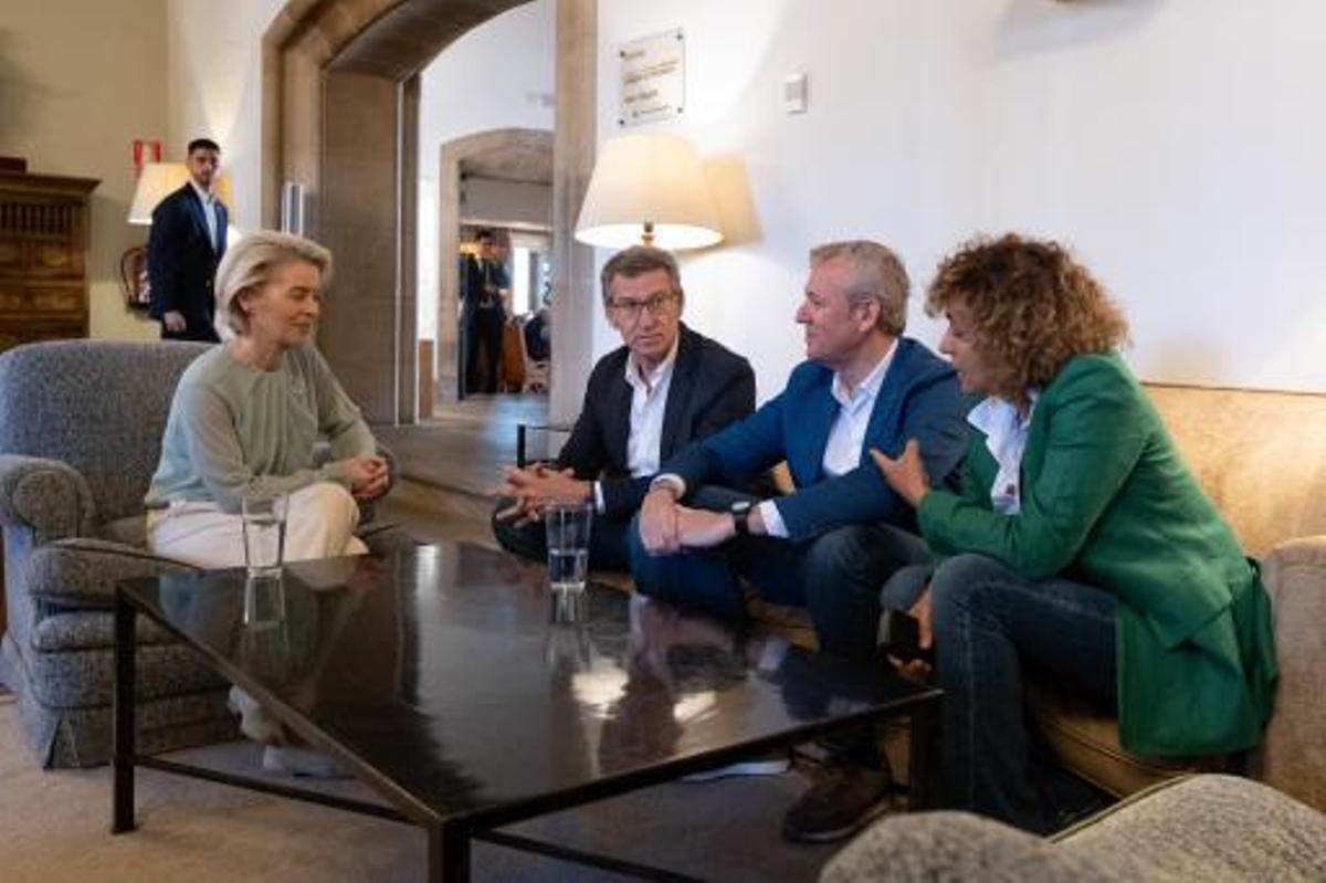 Alberto Núñez Feijóo , el presidente la Xunta, Alfonso Rueda, y la candidata del PP para las europeas, Dolors Montserrat, con la presidenta europea, Úrsula Von der Leyen