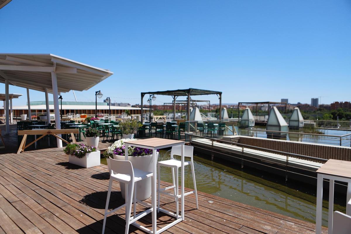 La zona de la terraza exterior del Acuario de Zaragoza.