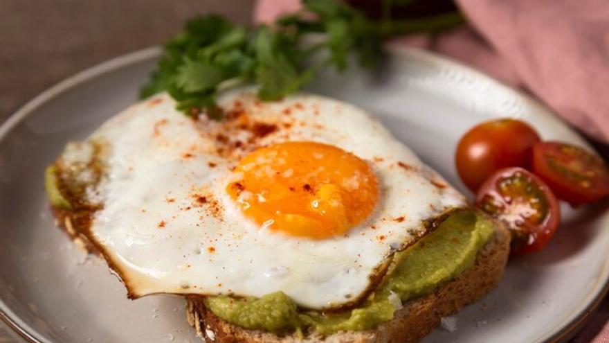 Adiós a freír los huevos en la sartén: esta es la forma más inteligente y saludable de hacerlos