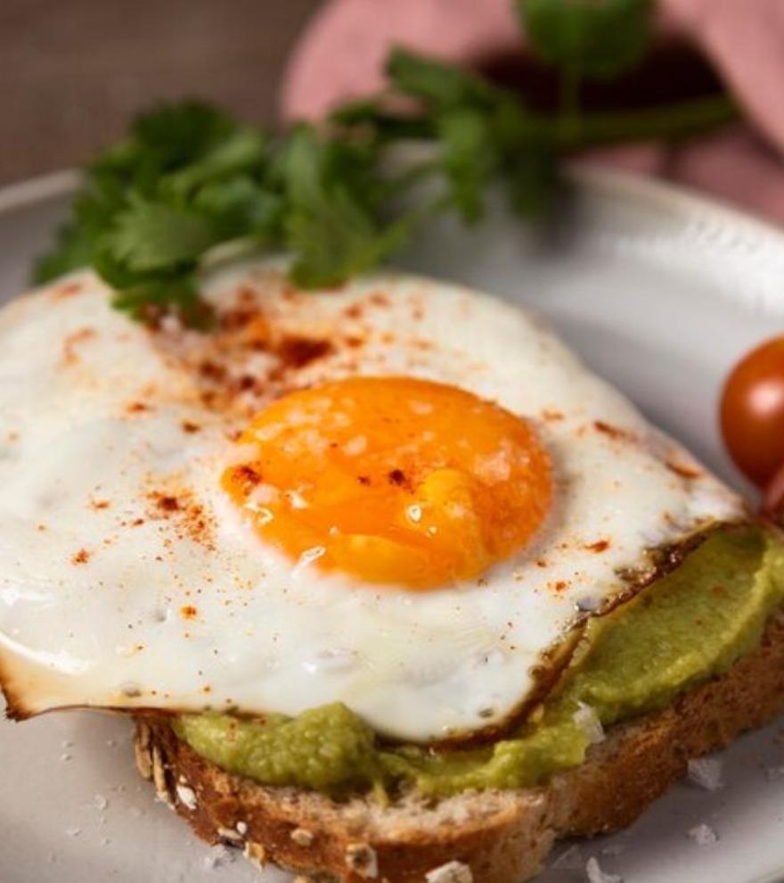 Adiós a freír los huevos en la sartén: esta es la forma más inteligente y saludable de hacerlos