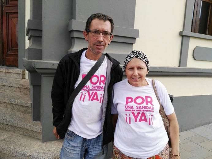 Julio Vila junto a Jacqueline Montero en una de las concentraciones delante del Cabildo majorero.