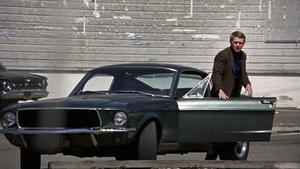 Steve McQueen en ’Bullit’, con un Ford Mustang.