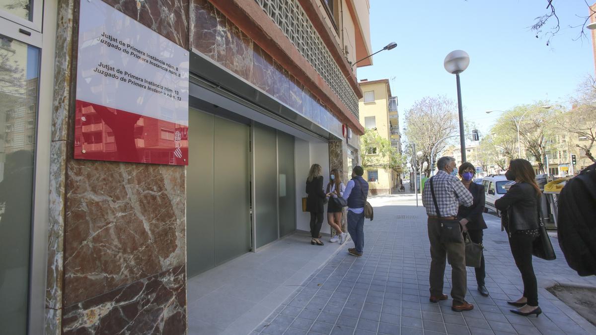 Imagen de la fachada del local que alberga a dos de los juzgados de Familia en Catedrático Soler.