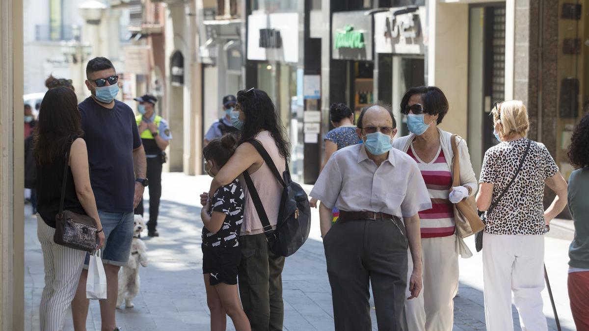 Vianants amb mascareta a Figueres durant el confinament.