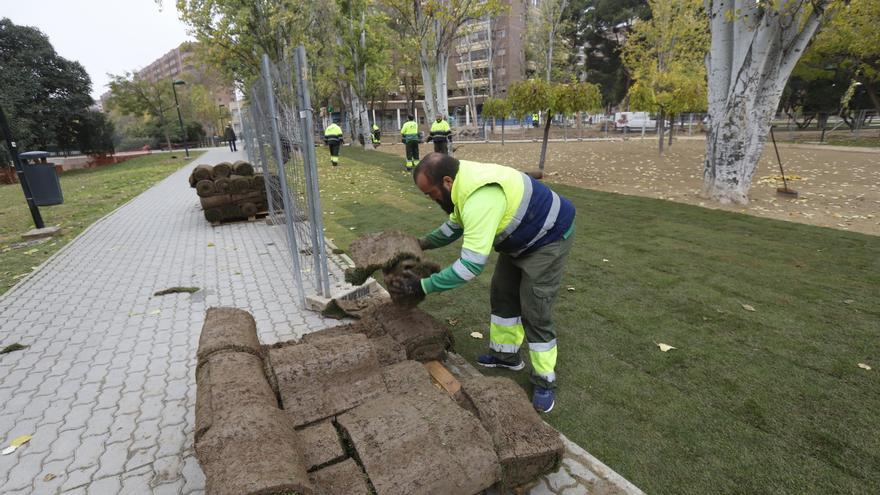 El parque Miraflores de Zaragoza se renueva y tendrá mejores andadores y zonas para perros