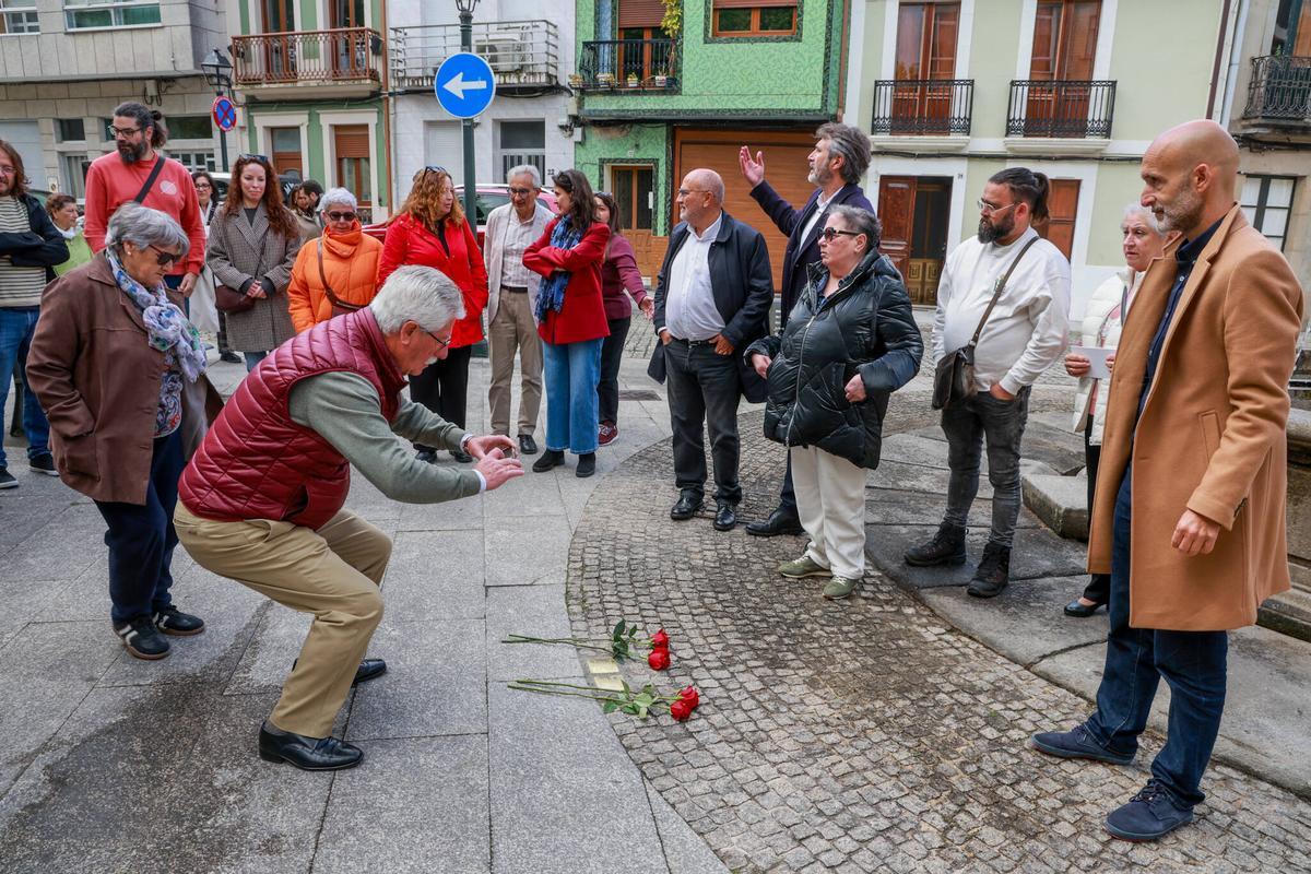 Joaquín Lamas, sobrino de Antonio Lamas, tras dejar unas flores junto a las placas.