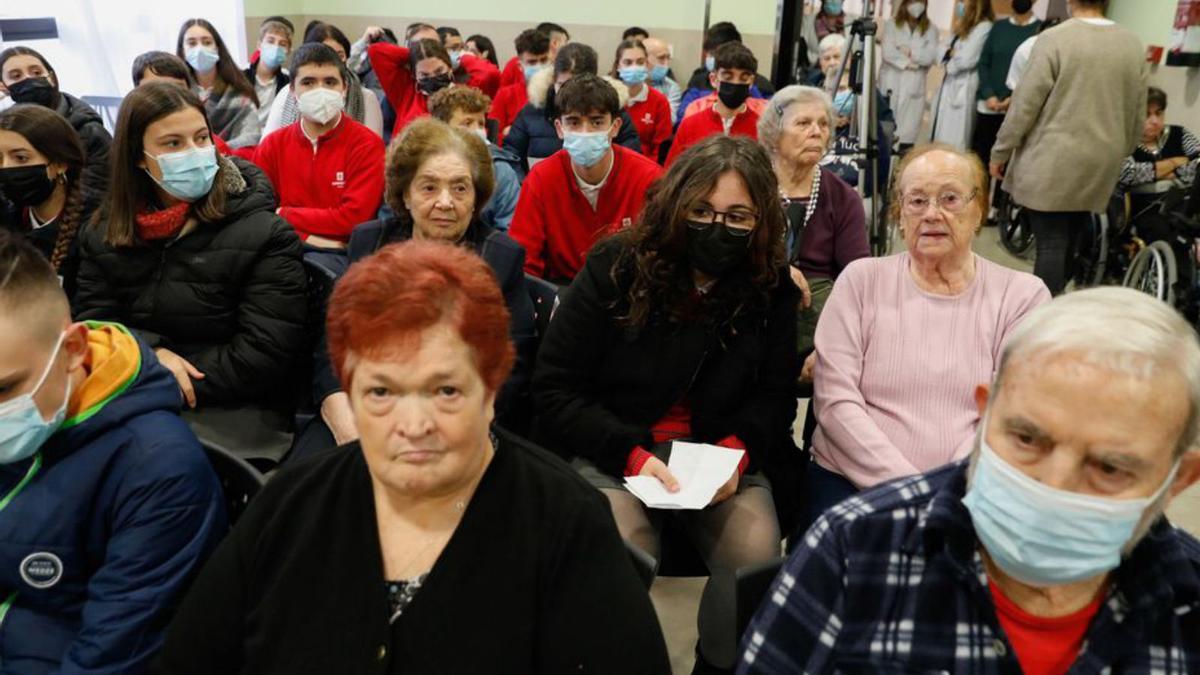 Asistentes a la mesa redonda, ayer, formada por alumnado del Santo Ángel y residentes del ERA del Nodo. | Mara Villamuza