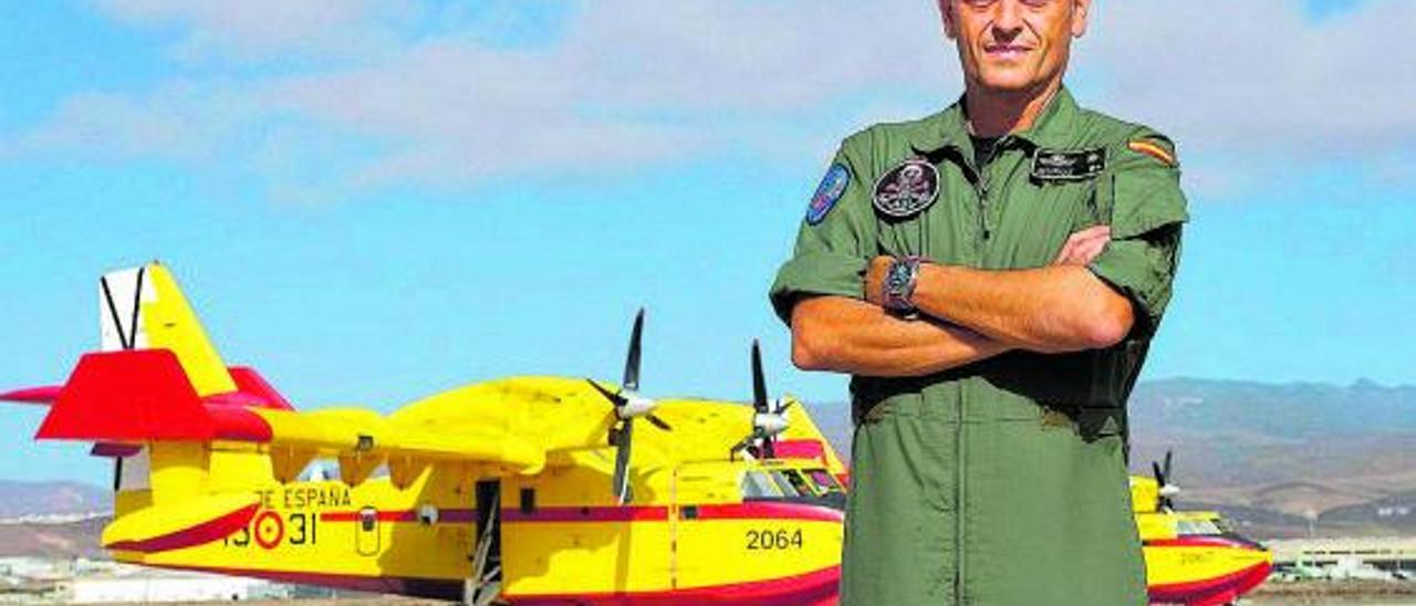 El comandante Daniel Muñoz, del 43 Grupo del Ejército del Aire, en la base aérea de Gando.