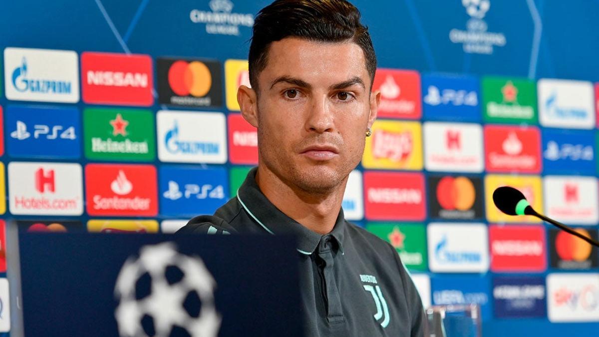 Cristiano Ronaldo serio en una rueda de prensa